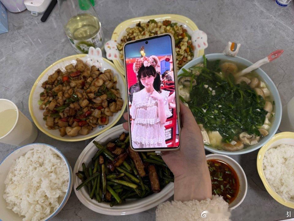 宝宝吃～没带切就用她手机拿她自拍替代一下了好吃😋 大家立冬快乐呀～ 