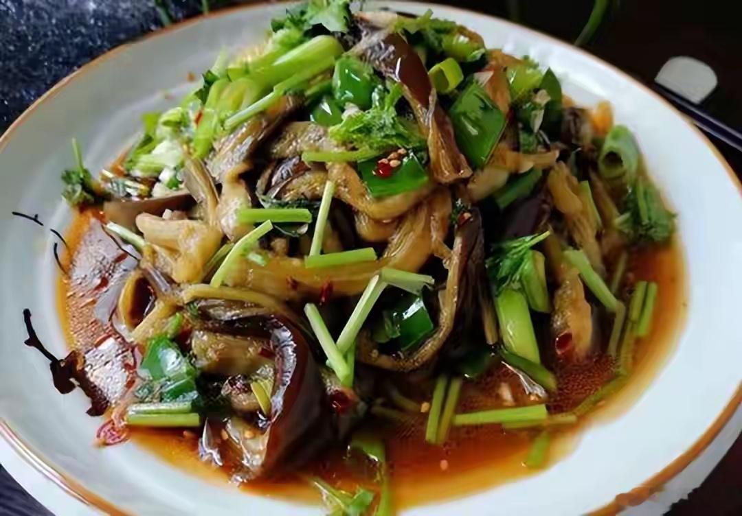 泸州味道 【拌茄子】做法：1、首先把茄子去蒂，洗净，从中间切开。2、蒸锅加水烧开