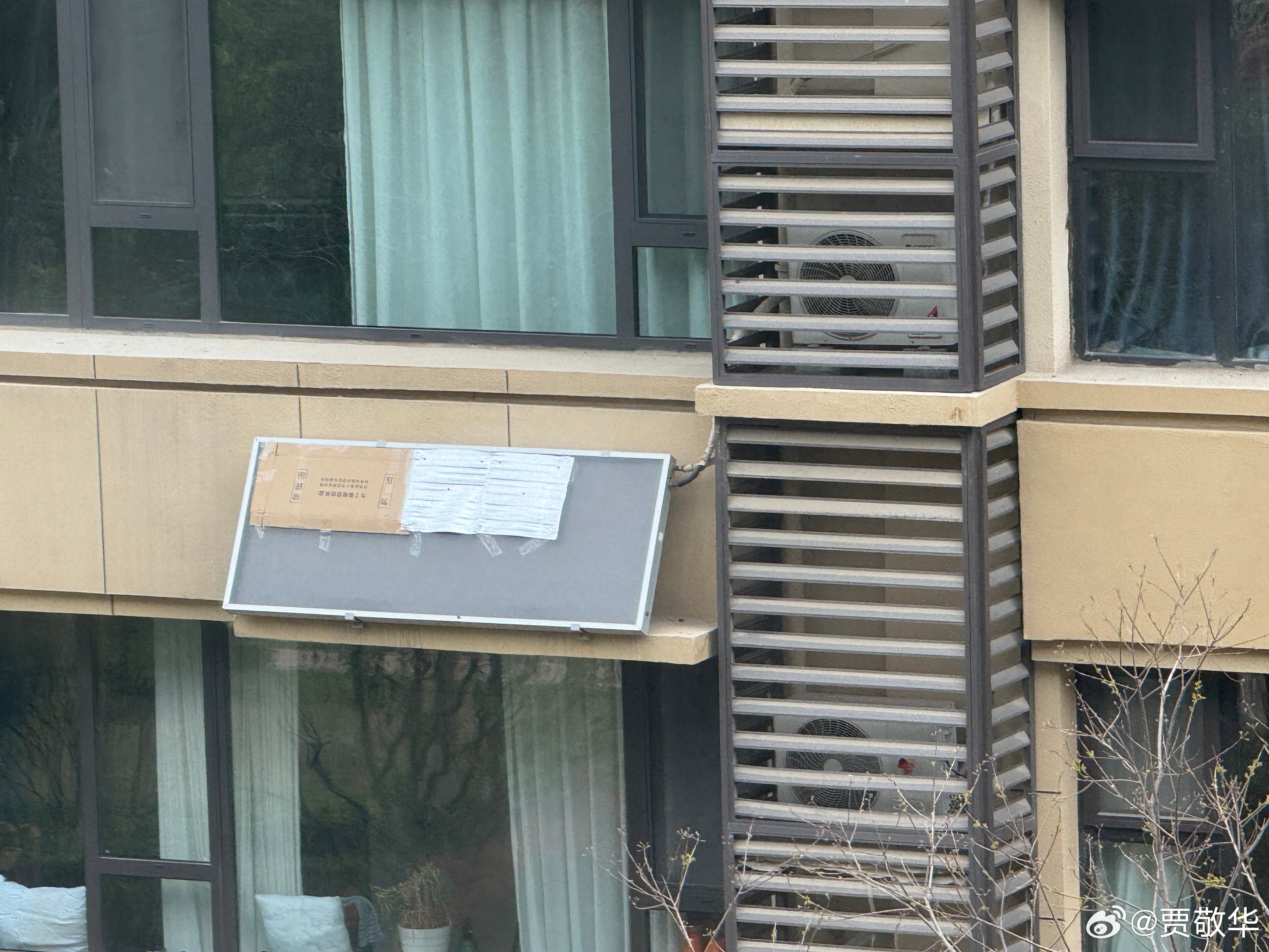 小区的人才真多，隔壁楼的邻居说他家壁挂太阳能水温80度，洗澡的时候水温不好控制。