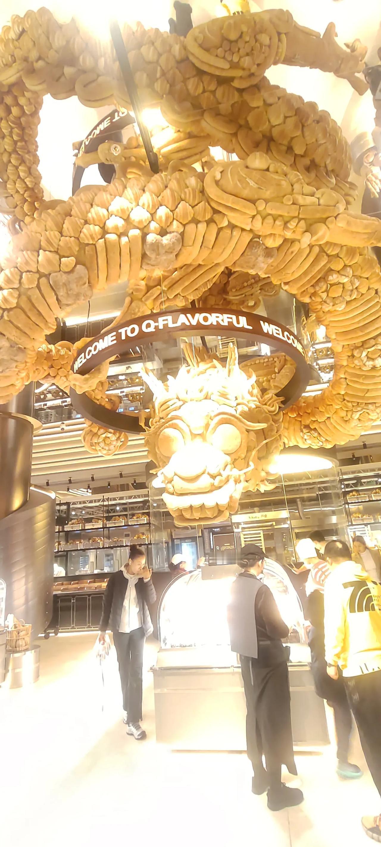 大金龙面包 
今天去逛商场看到一个面包店用面包做的龙，虽然很多面包都发霉了，但是