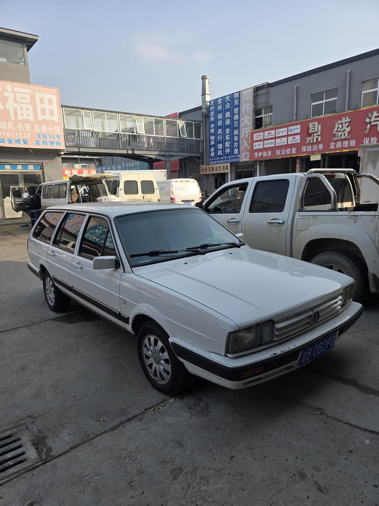 也是中国早期旅行车的先锋代表了，如今路上越来越难见到，这造型现在看真的是太复古了