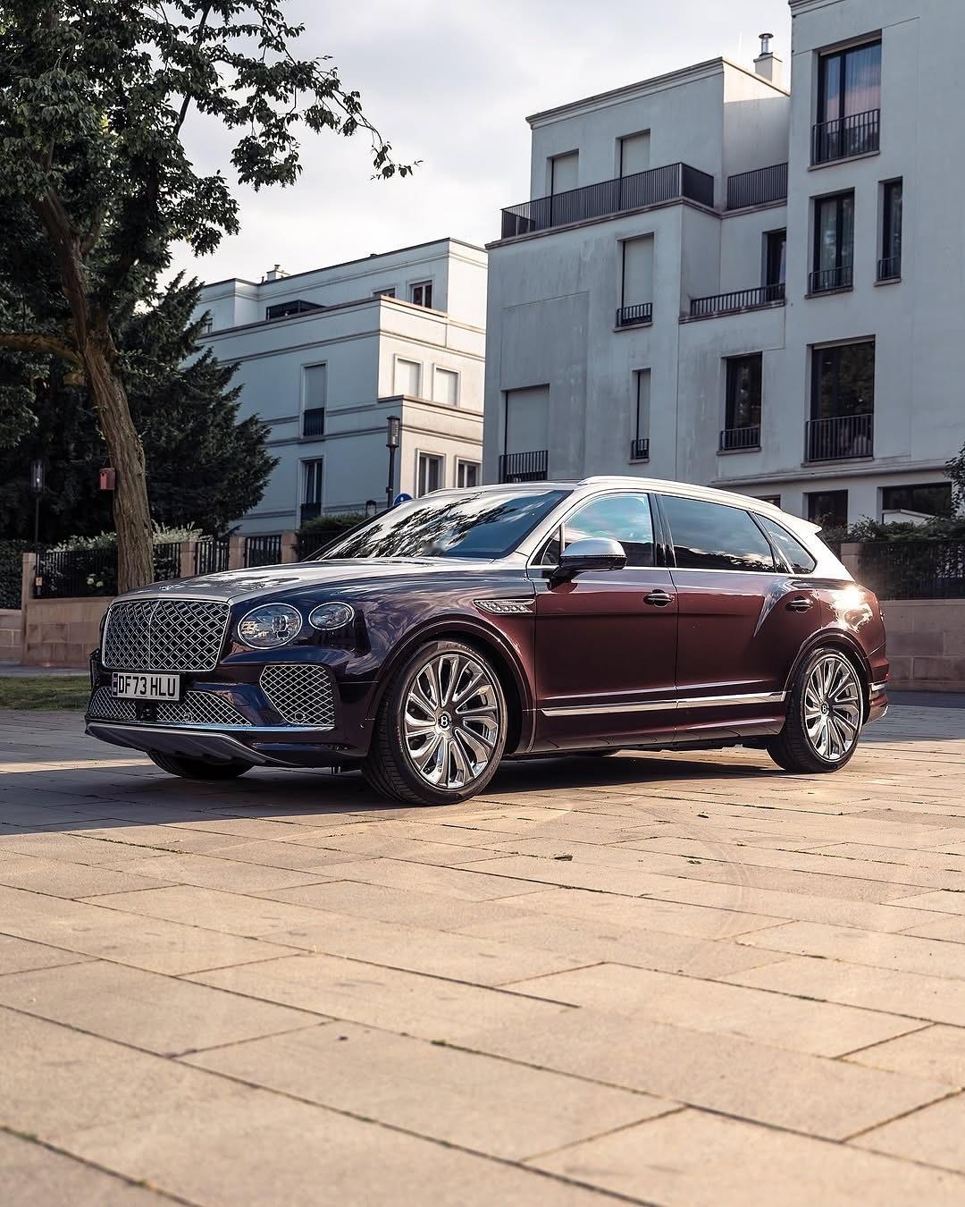 Bentayga EWB Mulliner Silver Storm 