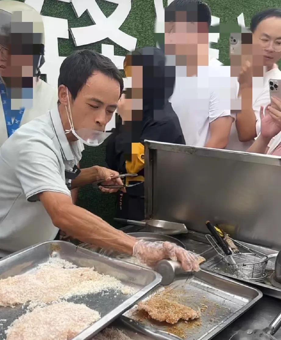 鸡排哥，彻底火了，这得能加员工了，他的性格就是很真诚，很热情，现在买鸡排的人都排