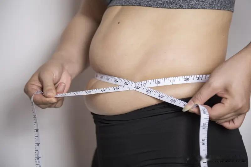 减肚子上的肉，得从多方面入手。饮食上，要控制热量，多吃蔬菜、全谷物和水果这些富含