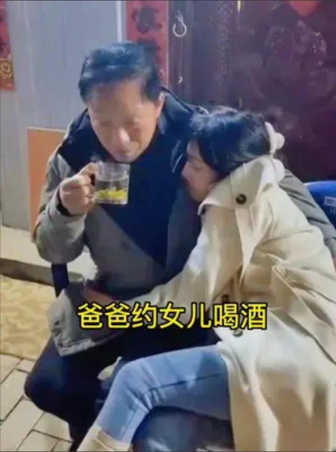 1 位韩国爸爸带 19 岁女儿去夜店喝酒，使劲灌，直到女儿喝醉。小姑娘毫无防备，