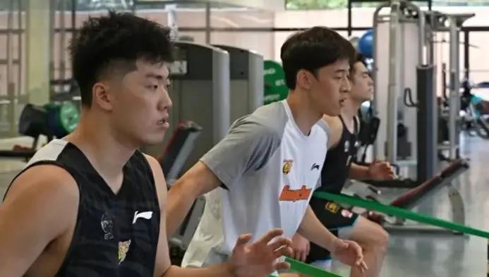 广东男篮透露队内球员的休赛期动态：崔永熙和焦泊乔跟随中国男篮集训队备战；徐杰和黄