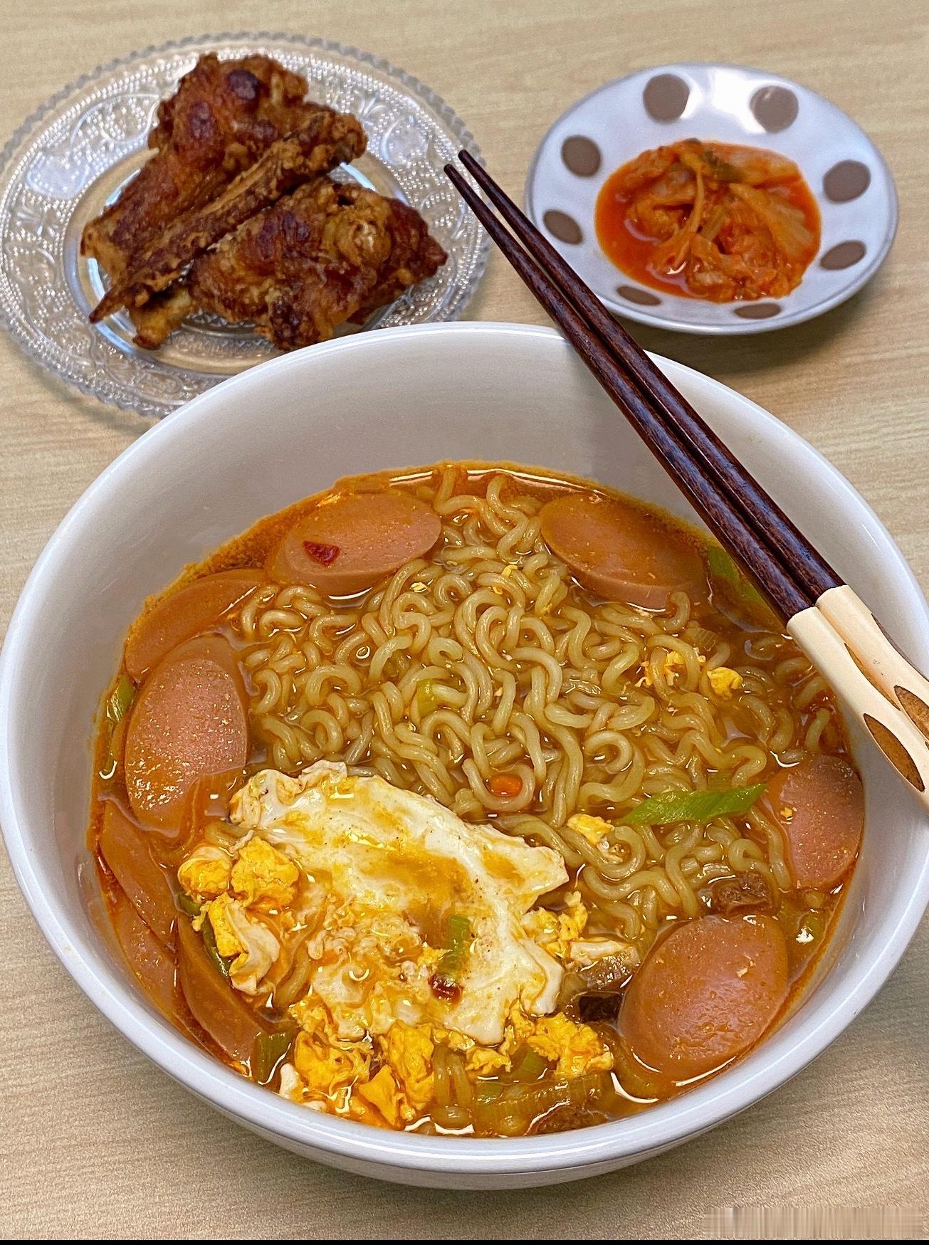 突然肚子饿了，本来在减肥的我爬起来煮着吃面[苦涩] ​​​