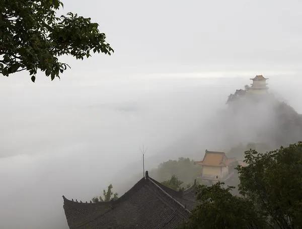 #上联：轻风吹绿草，诚邀下联#
薄雾掩灰庙