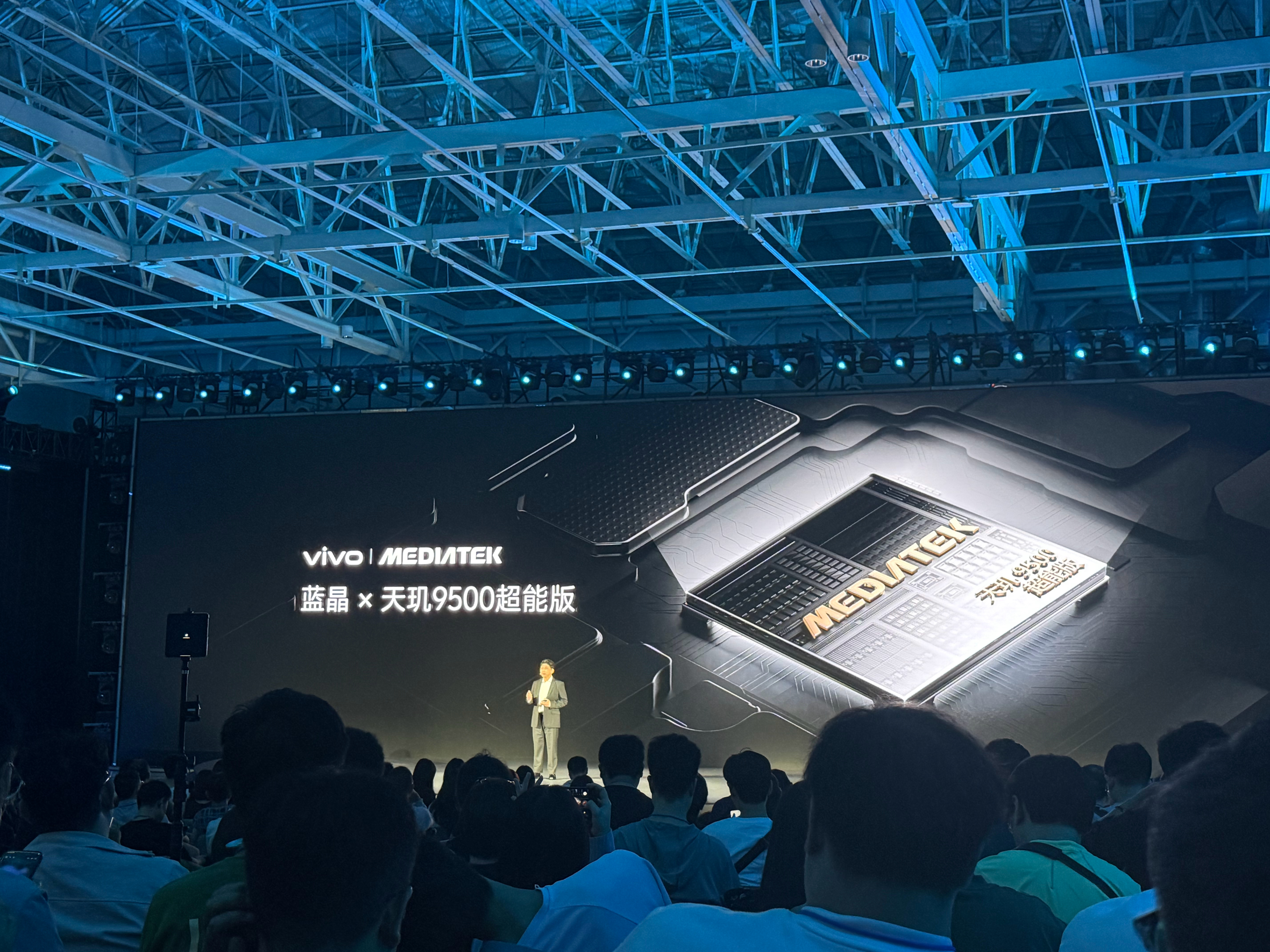 这次vivo X Fold6看点真不少。新升级的原子工作台，可以说是AI办公利器