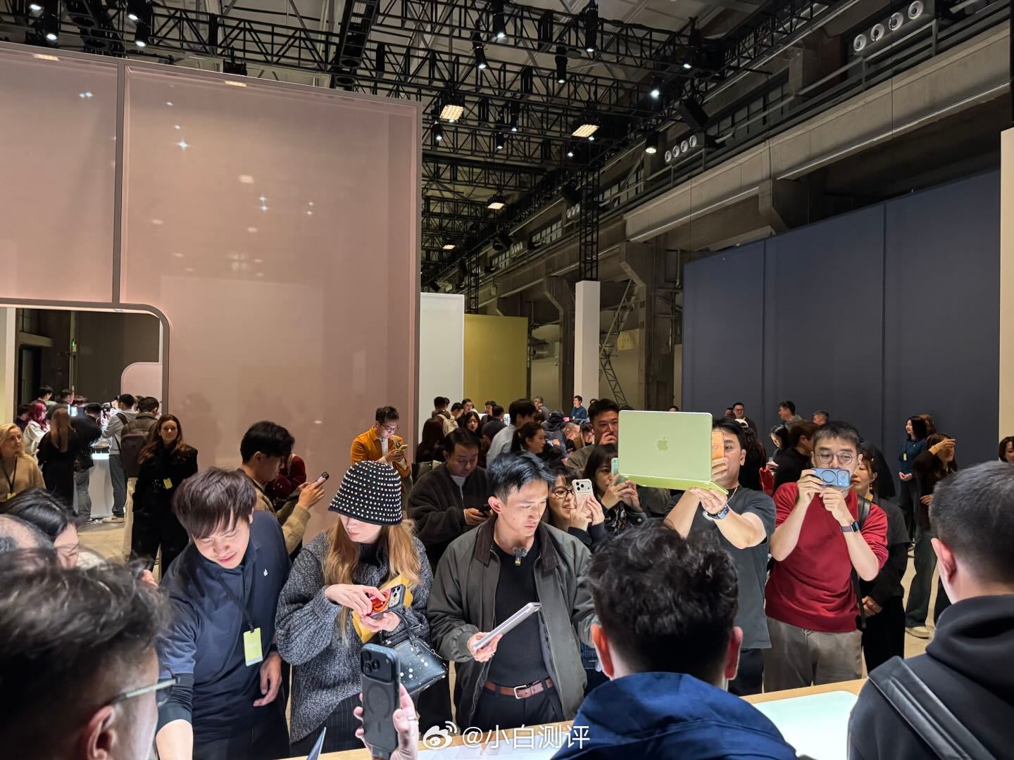 现场给大家看看MacBook Neo好多人 