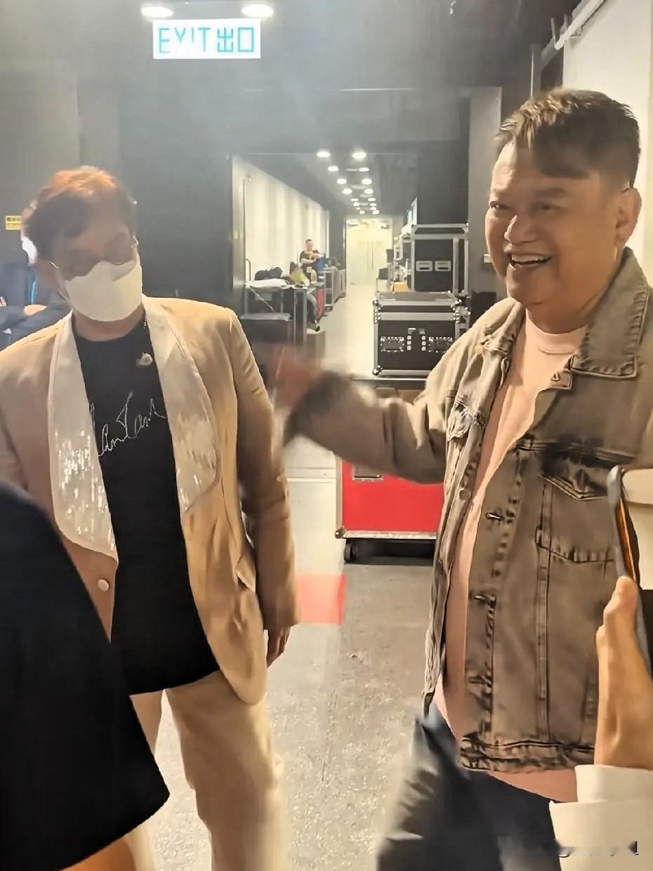 陈百祥现身谭咏麟76岁演唱会！
校长边唱边笑心情是掩饰不住的，两人同框已和好。从