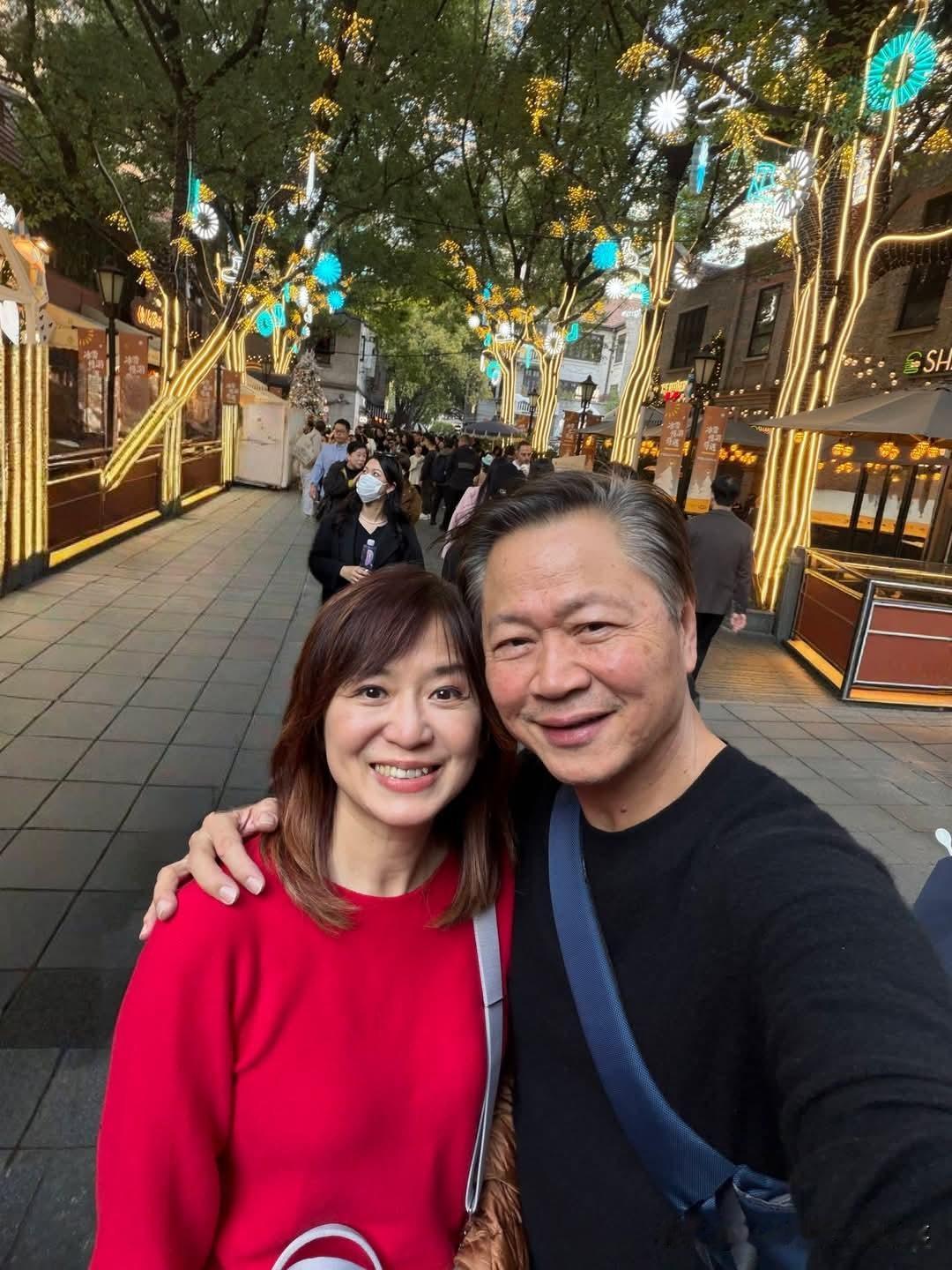 赖岳谦教授周玉琴游上海 圣诞气氛浓
今天中天新闻主播周玉琴发文，圣诞节到了，他们