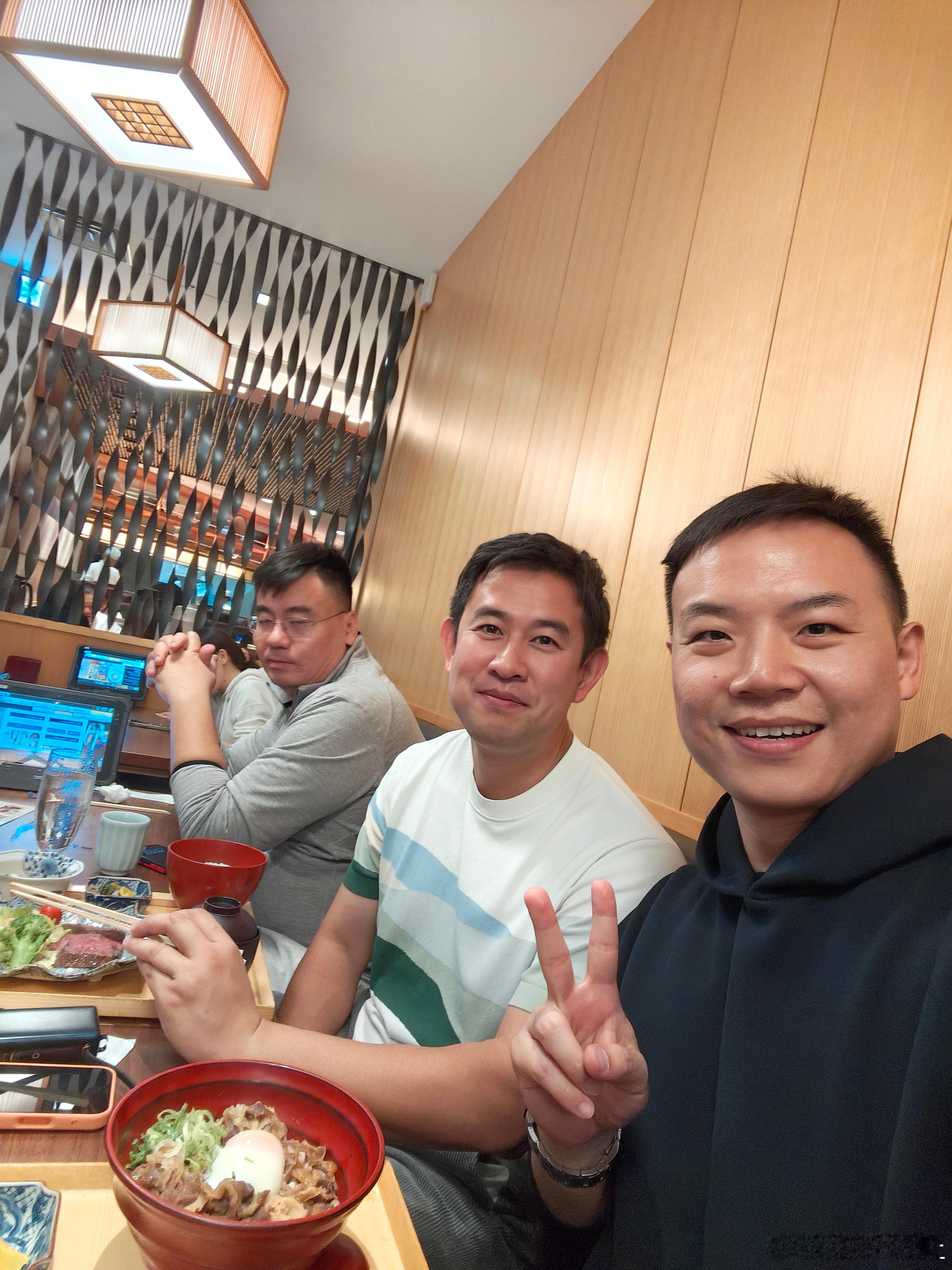 平安落地 第一餐大家聚聚简简单单 吃个午饭和舍哥合一张哈哈[干杯]请多关照 ​​