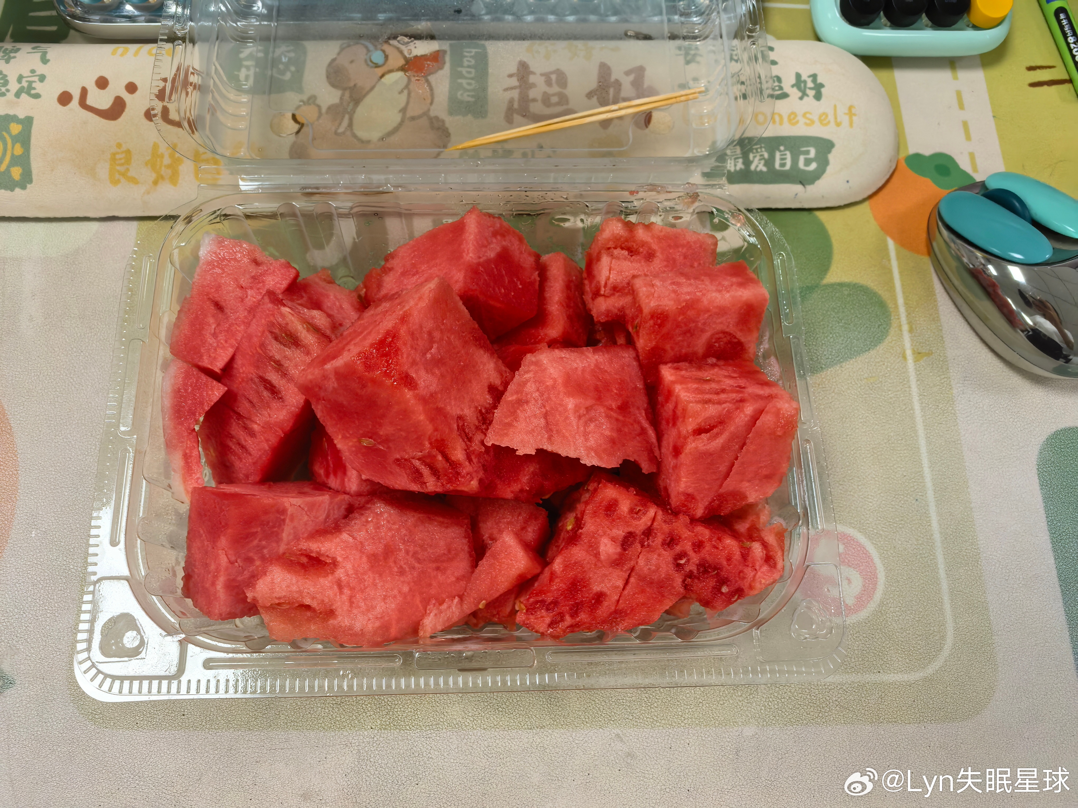 哇哇，上班的时候，能有西瓜🍉吃好开心啊 
