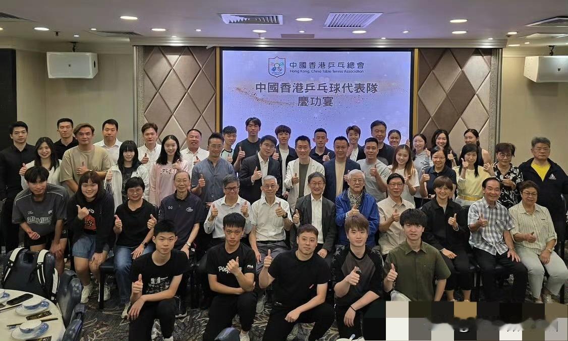 黄镇廷终于圆满了！回到香港受到“隆重欢迎”！

来看几个细节：
1、接机时就受到