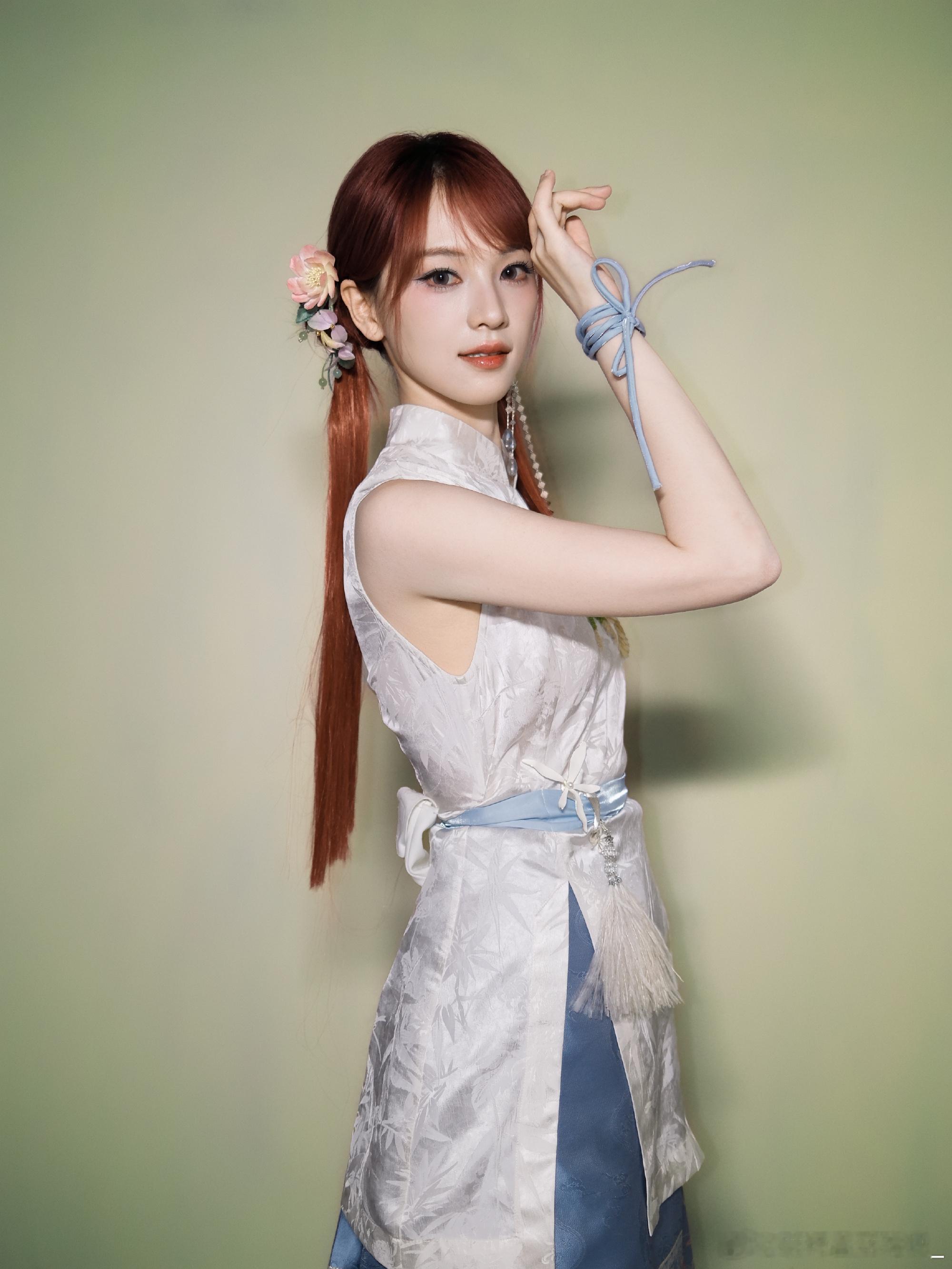 黄灿灿四公妆造好美