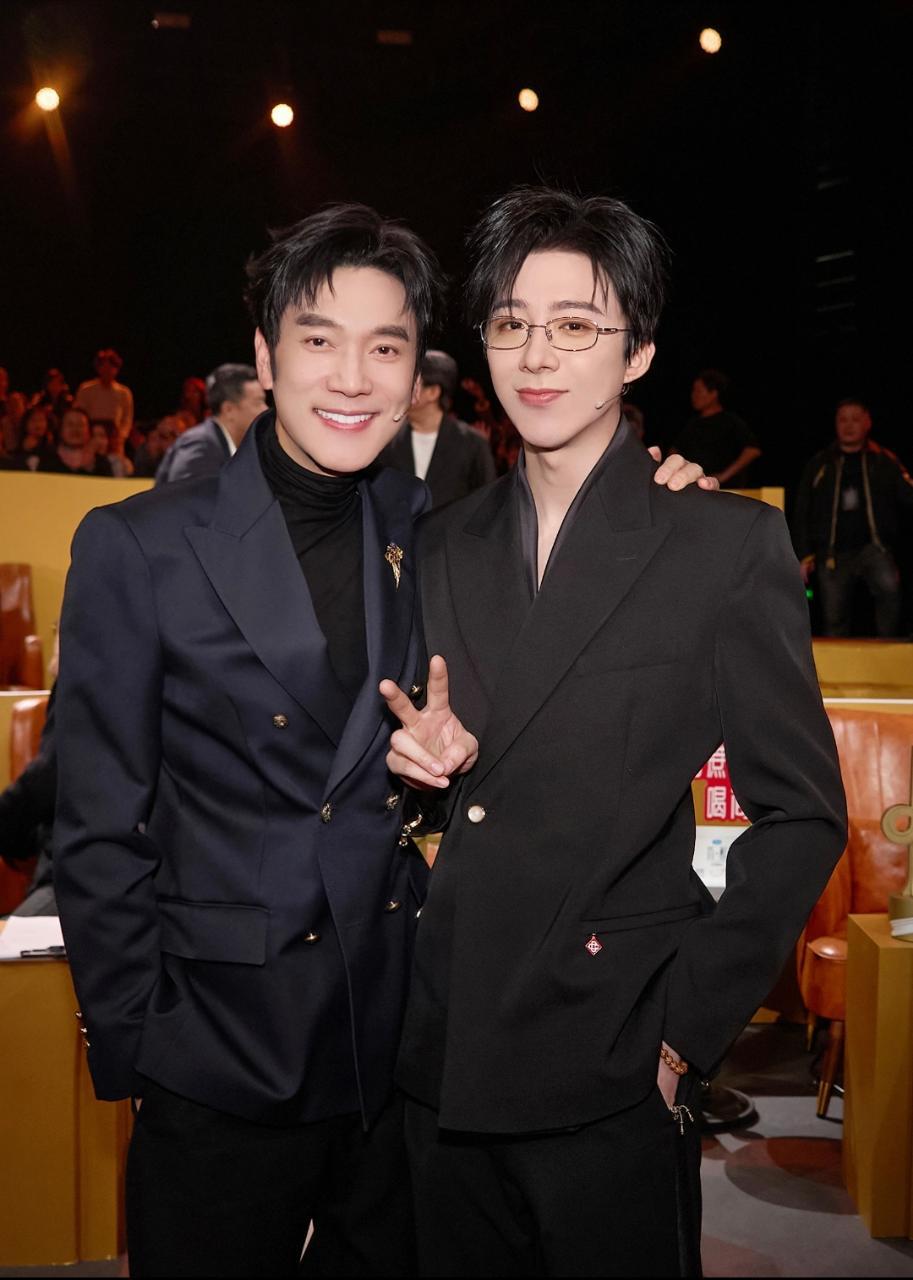 哇塞，宇宁真的太帅了，宇宁真的是脸小的人神共愤啊！我的脸起码有他两个大。 。 。