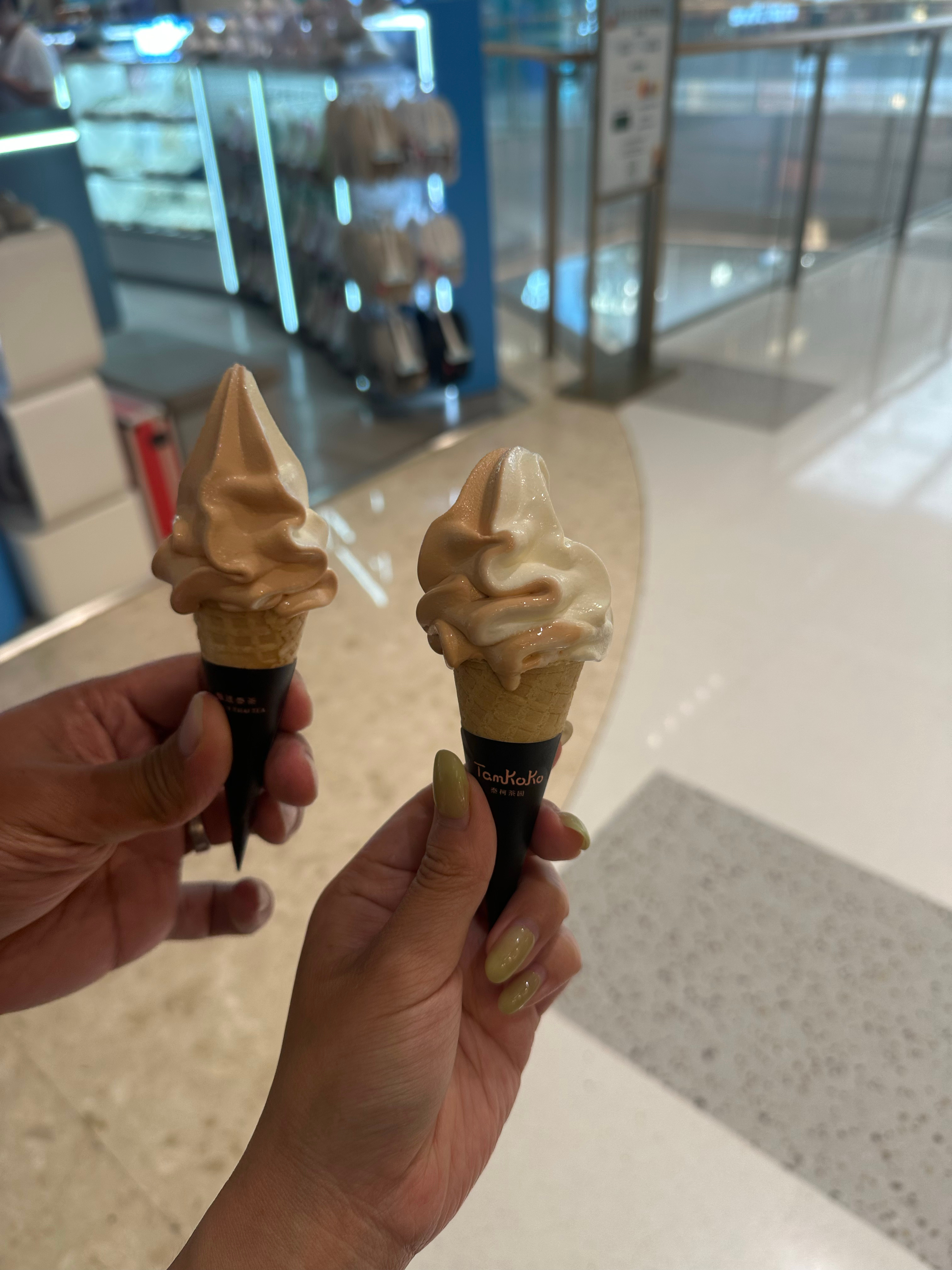 吃完饭大众点评收藏打卡换了两个甜筒