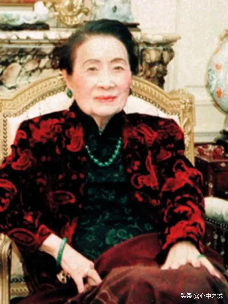 一生挚爱:麻花翡翠手镯