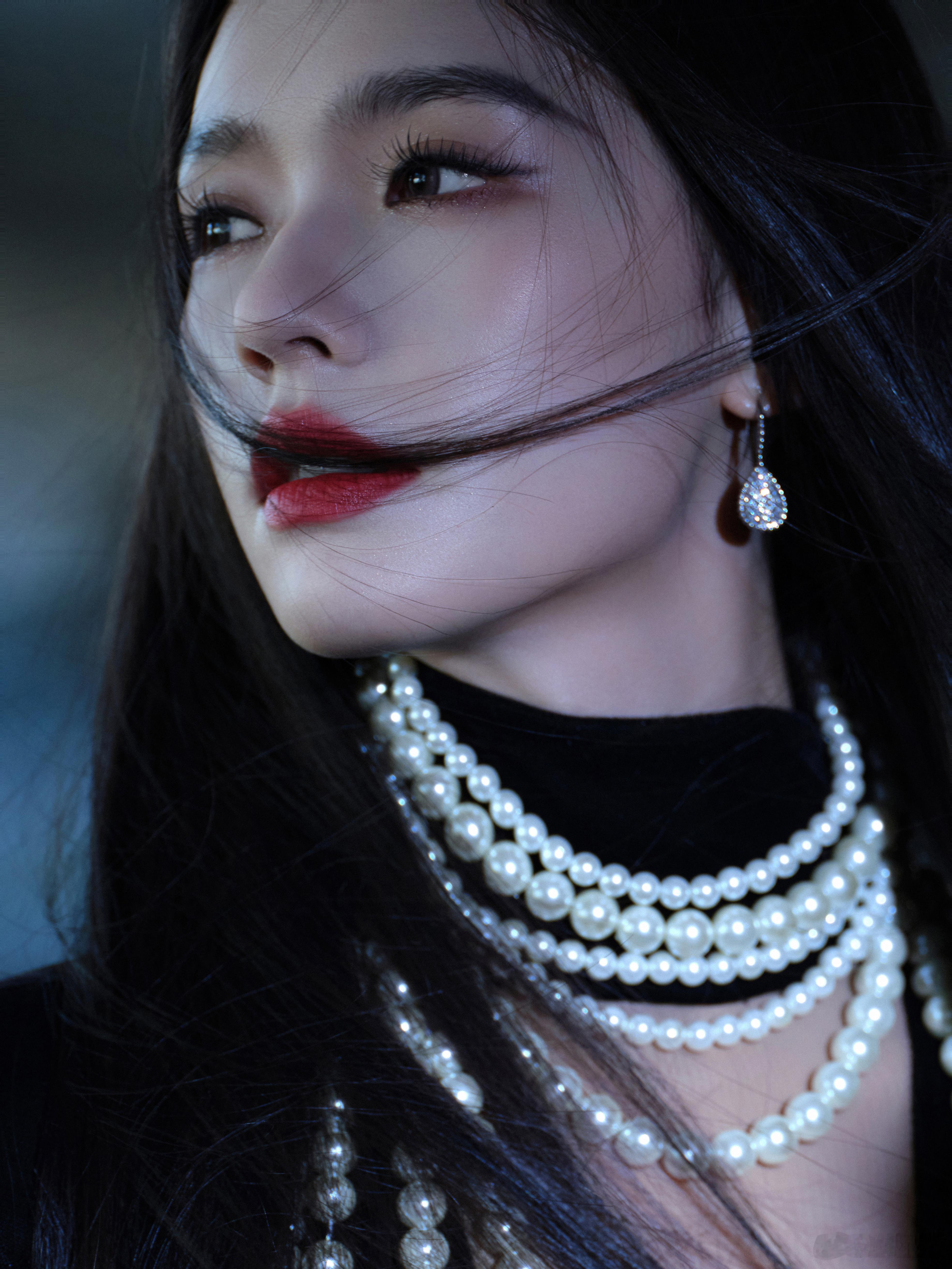 林允珍珠围脖  简直就是没有想到微博视界大会林允珍珠围脖造型这么的有特点，完全就