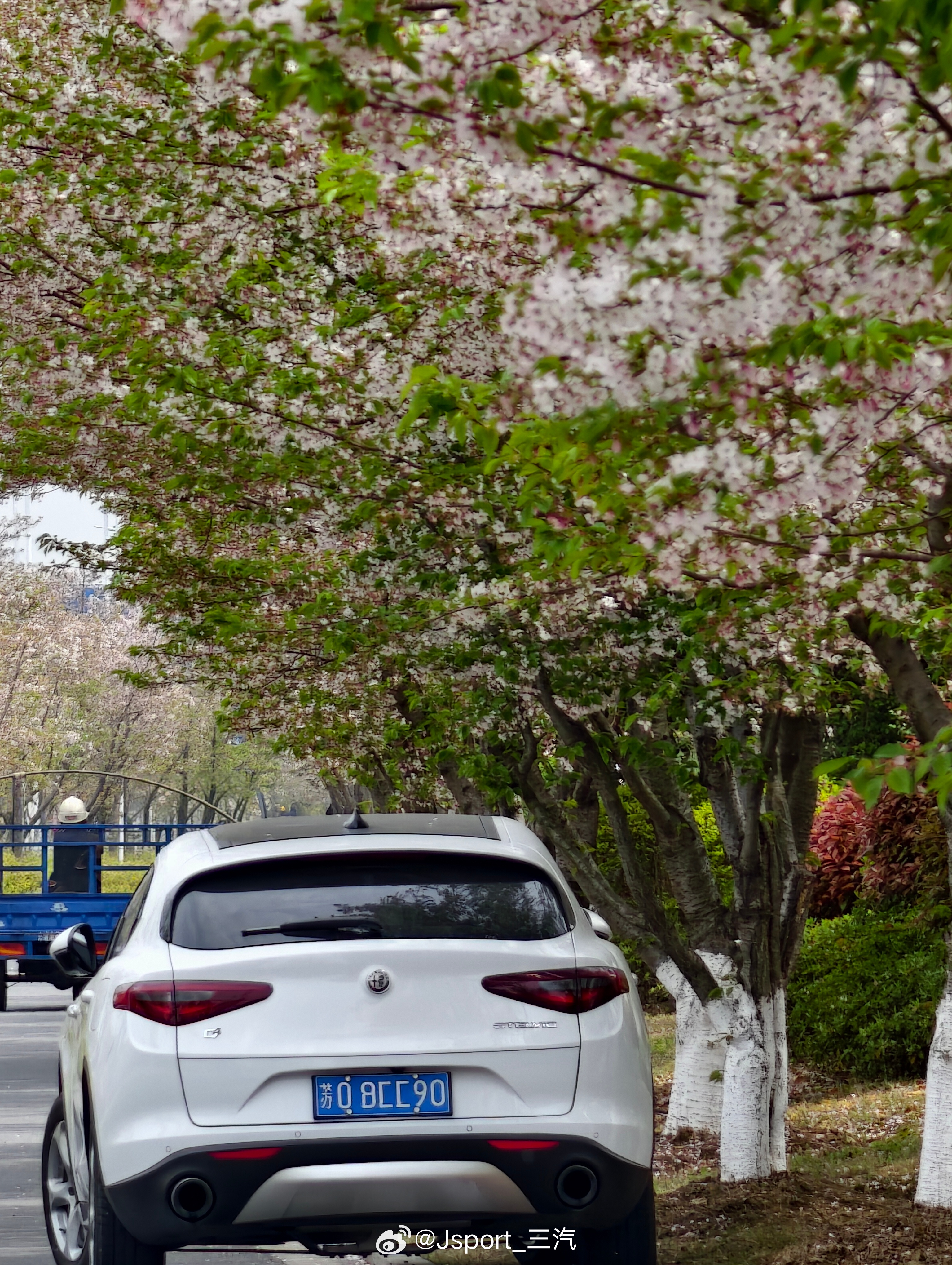 刹车 昨天，开NWM中前方右道一辆大货突然变线基于当时的判断我估计NWM可以应付