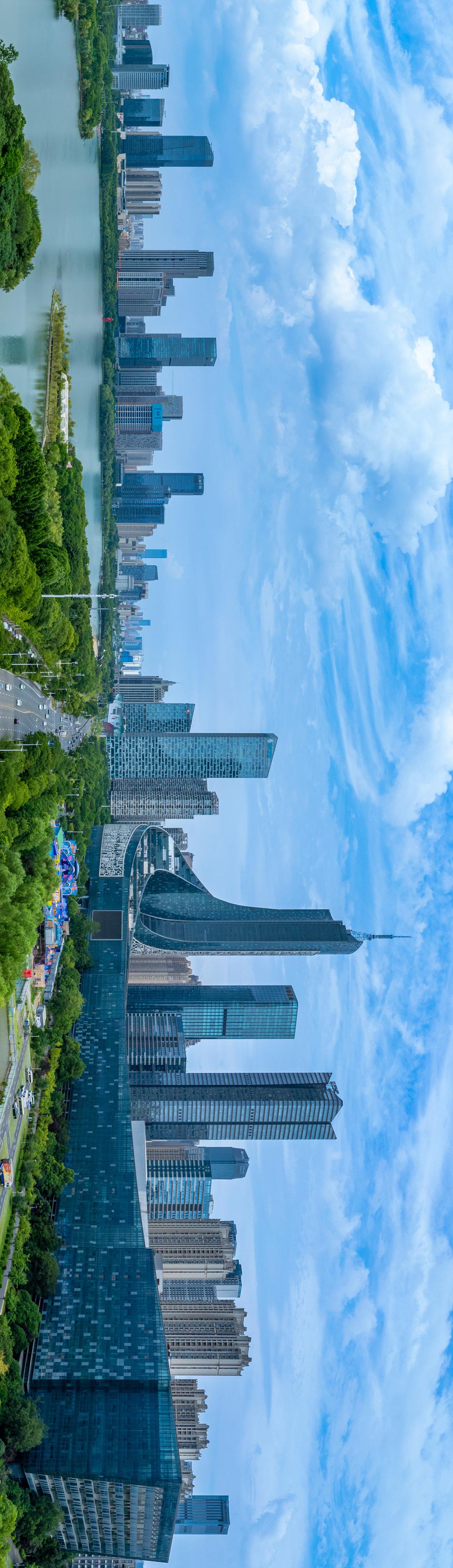 今日大图：安徽广电大楼与天鹅湖隔空相对，一幅清朗的蓝色画卷