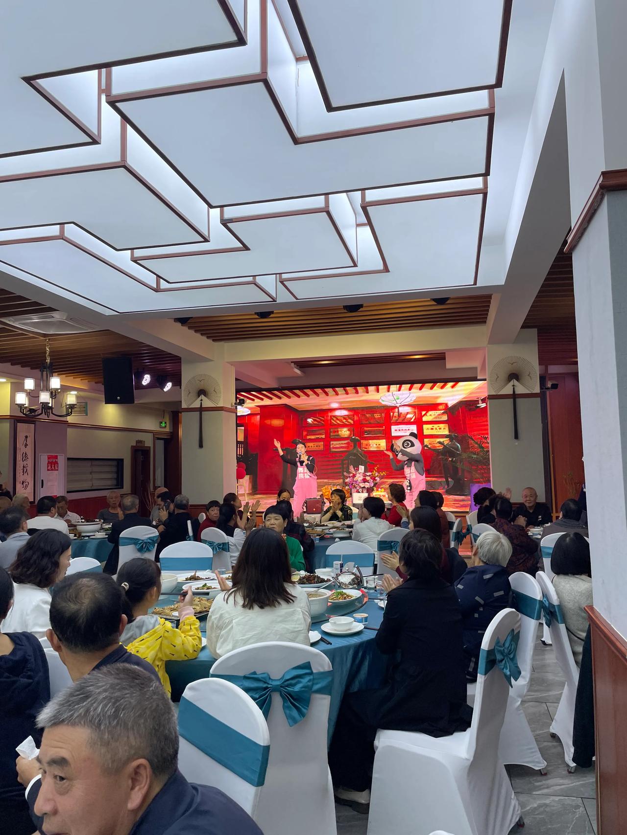 敬我老师
         ——南木子
甘为人梯孺子牛，
一身绝学无私授。
外科