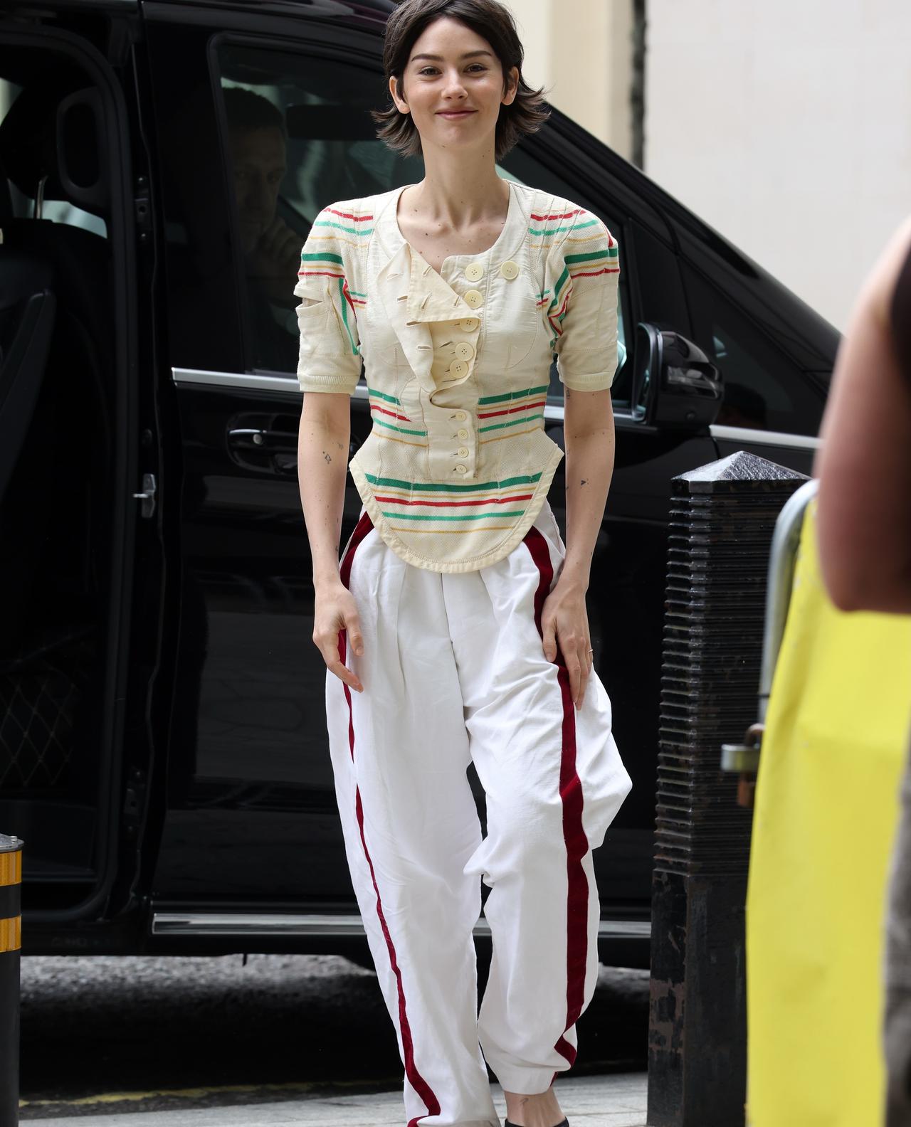 Gracie Abrams 前几天参加BBC节目穿了一件很可爱的上衣，来自Bal