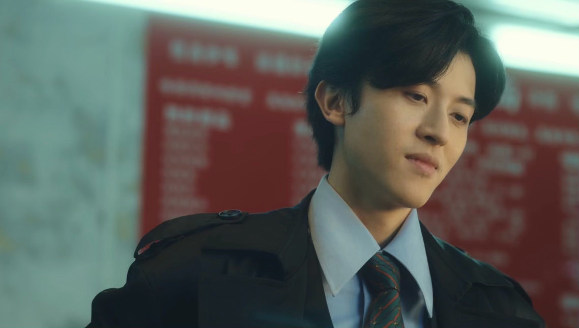 初三趁六一熟睡偷偷俯身亲吻，这段对手戏把隐忍心动拉到最满，和之前梦里的吻戏张力一