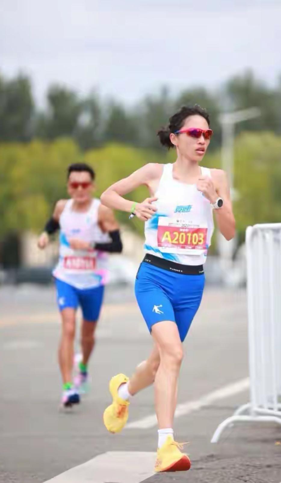 从马拉松冠军到被处分，“最快女护士”的红线不能碰

近日，“最快女护士”张水华被