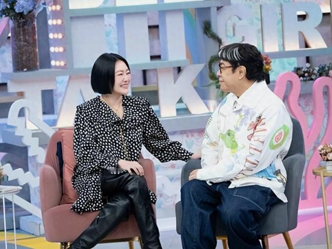 小S只要露面必提姐姐，以为没有姐姐就没有热度，就算死了也没放过消费她！
 
大S