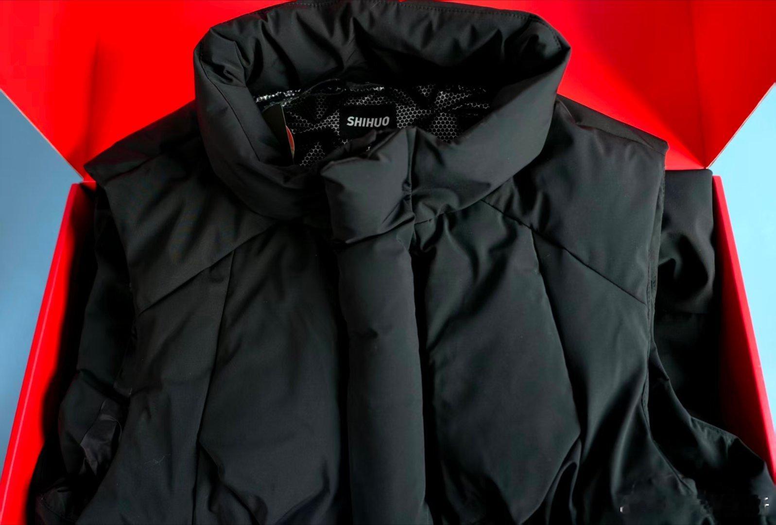 收到识货2026马年礼盒，拆箱瞬间被细节拿捏了！镭射防伪标、红底金字设计太凉眼。