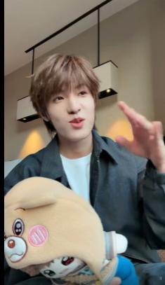 张泽禹突袭直播  本来只是随手点开，结果被张泽禹的突袭直播狠狠圈粉，反应可爱又幽