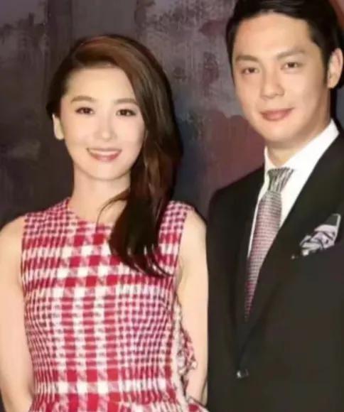 周丽淇是如何与傅程鹏结缘的？
你说这事儿巧不巧，俩人第一次碰面就在《卧底》剧组，