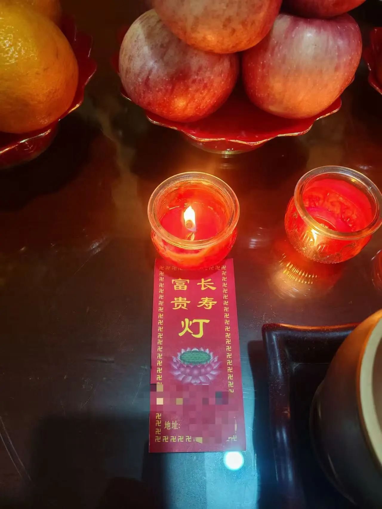 行善不是为了被看见，而是让心清澈如泉，就像暗夜提灯，照亮他人的路，也让...