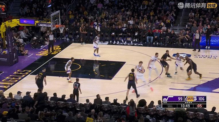 老詹助攻海斯，顺下完成暴扣。海斯这球可是扣爽了