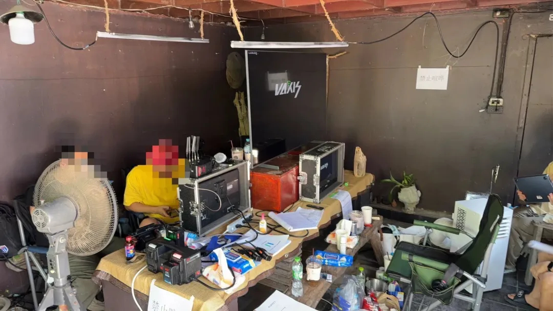 【#8名中国人赴泰私拍短剧被逮捕#】5月8日，一个中国短剧剧组在泰国清迈某县一处