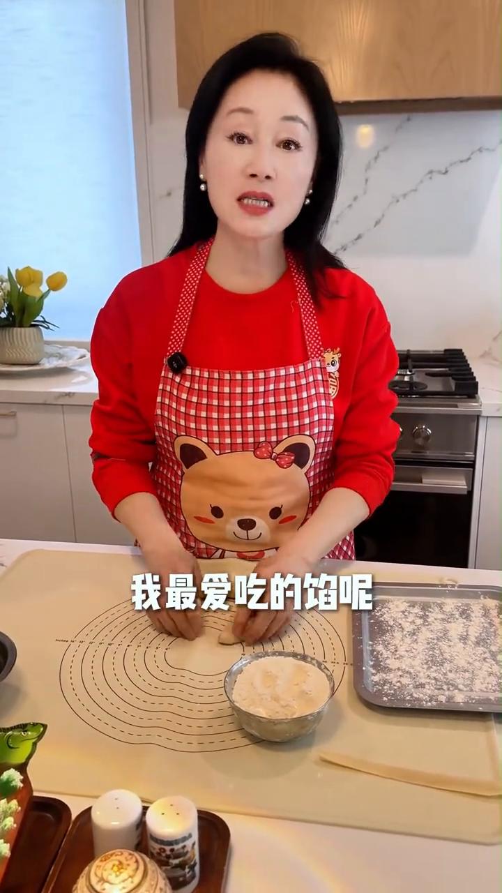 老铁们，给大家分享一个我最喜欢的食物是什么？就是饺子。说到饺子有好多故事，我最爱