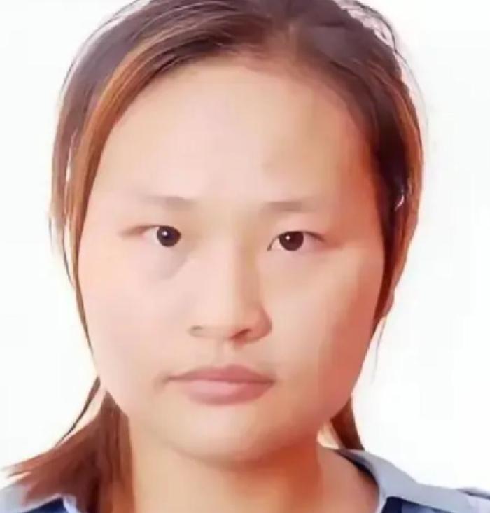谁敢信？一个被亲生父母丢弃的女婴，竟被村里两个光棍用“喜钱”供成了大学生！30年