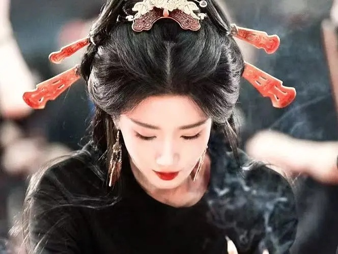 卢昱晓长得白开水，眼神戏又很狠辣。 ​​​