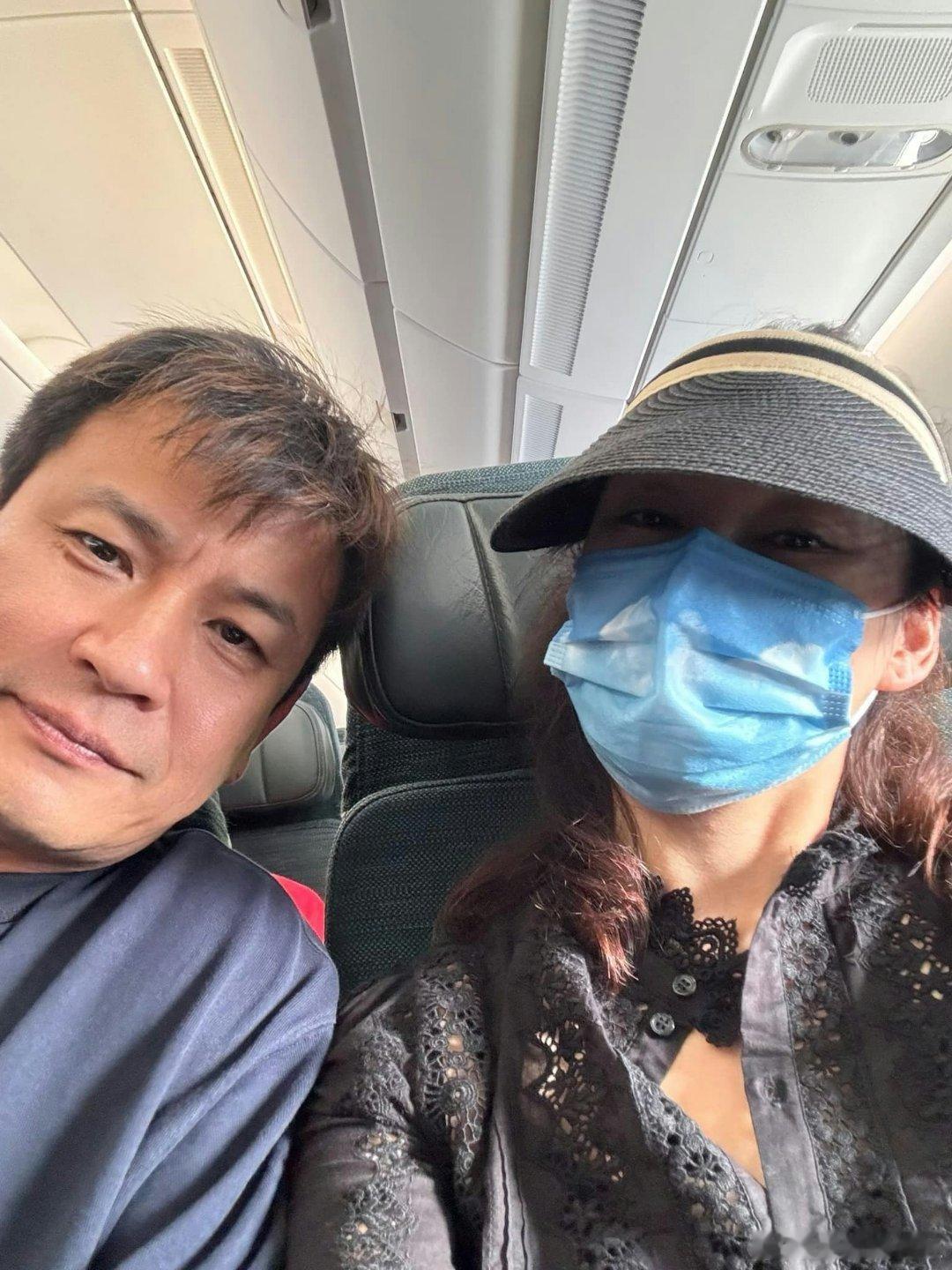 46歲的楊卓娜近年除了拍劇外，亦積極在社交網直播帶貨，最近她就激罕帶有「燈箱大王