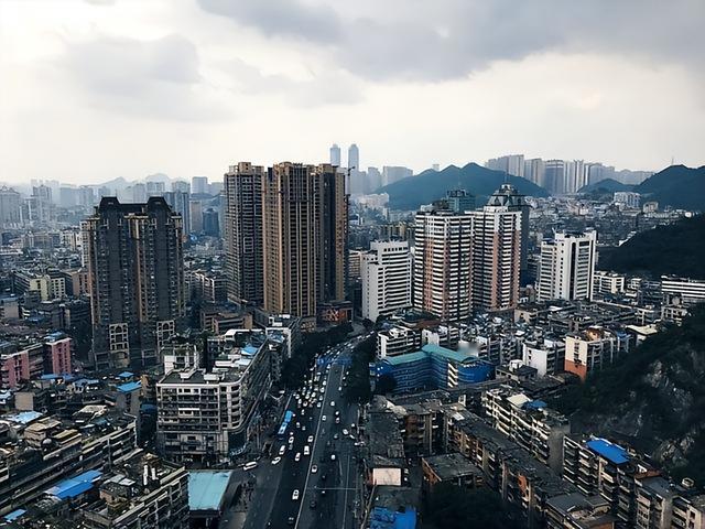 600万人的城市，塞进3000多家咖啡馆。算下来，每2000人就拥有一家。

这