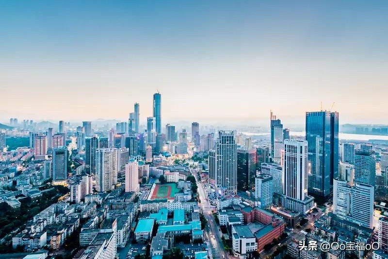 这是不可能了、这是一个时代的金融的政策，房地产业服务了大量行业、最终的过剩、需要