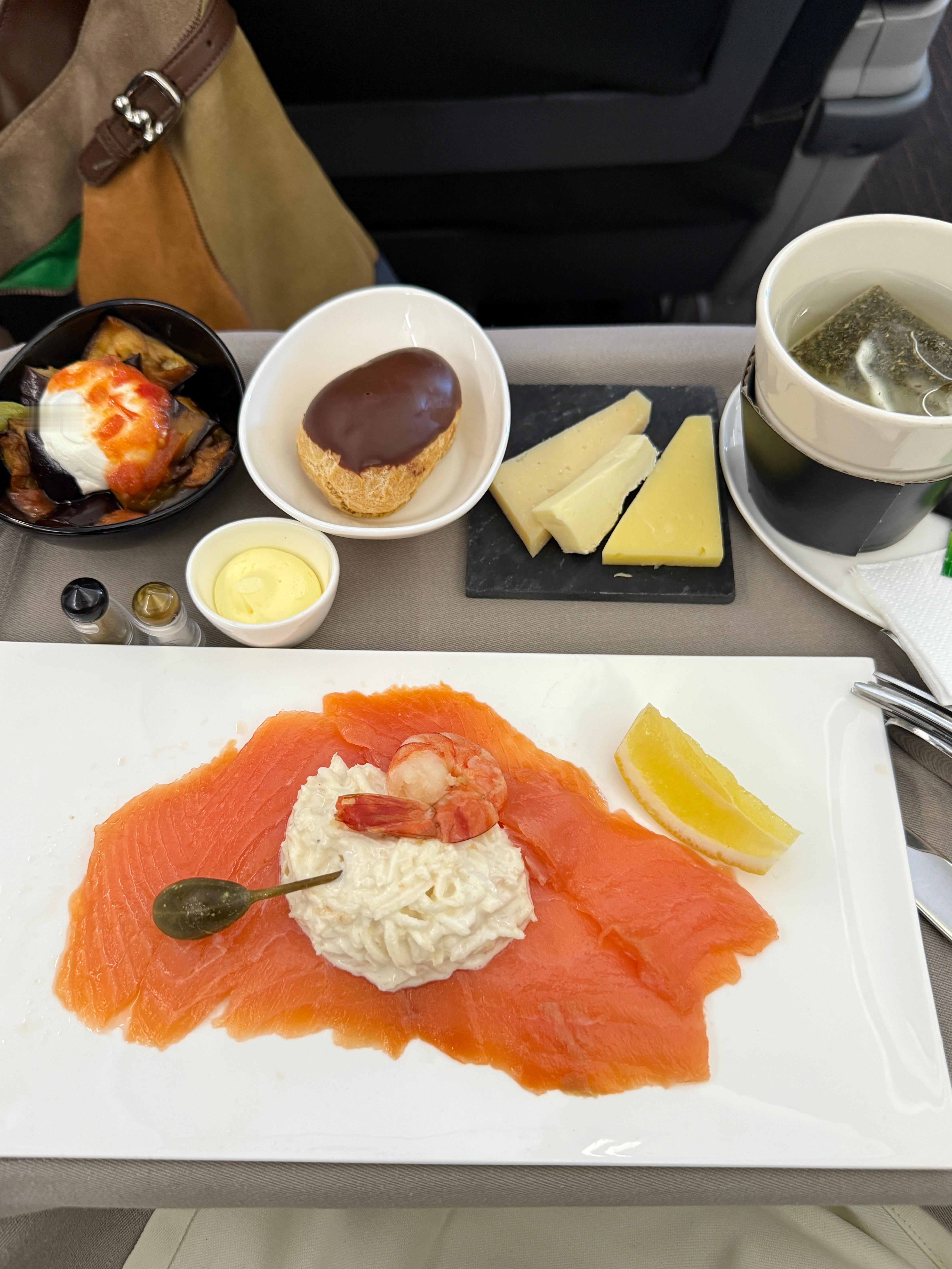 土航商务舱的饭也是替你们尝了主食选的牛脸肉很好吃！！早知道我上一程不吃那么多了，