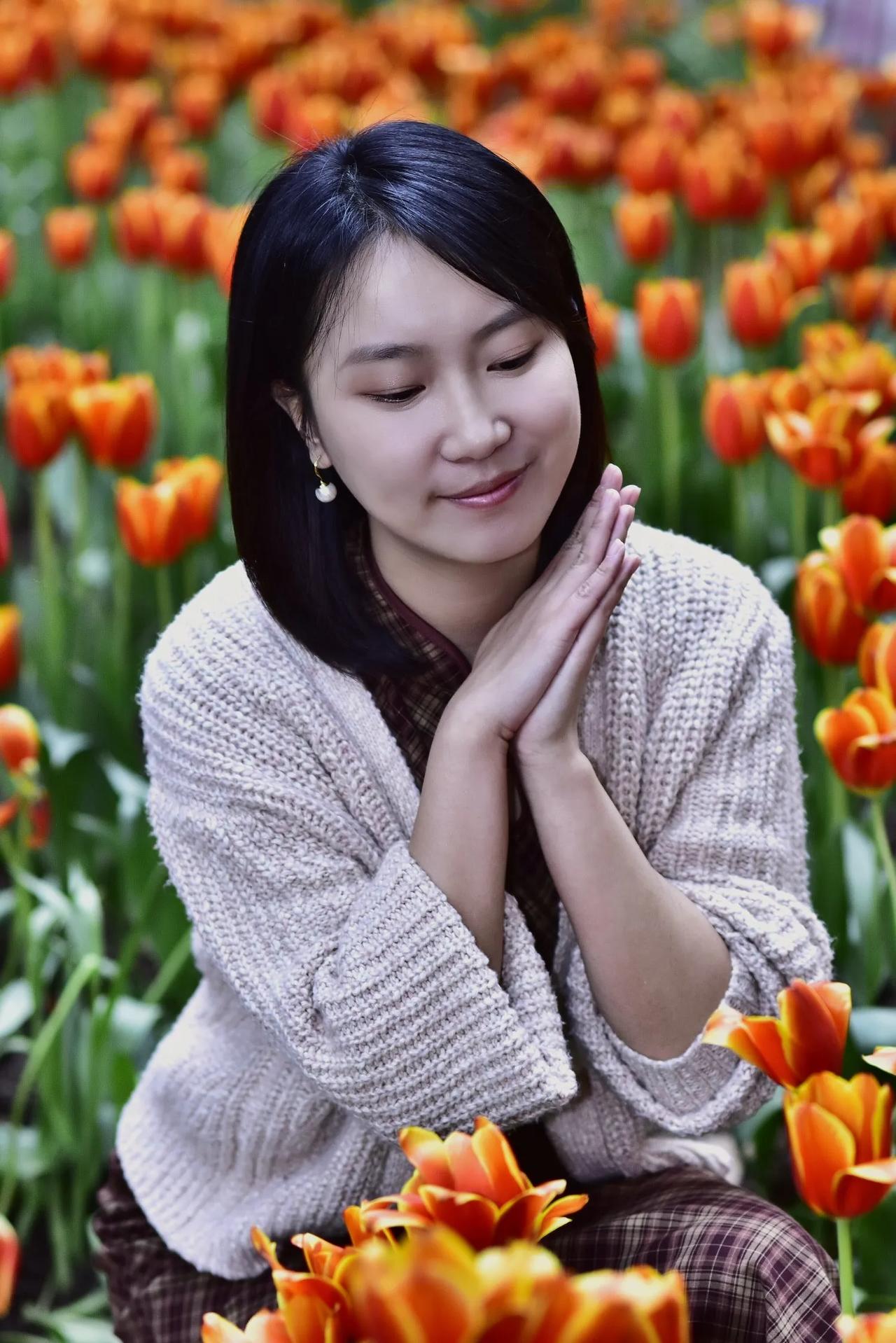 春日暖阳下，与郁金香共舞的美好时光。🌷😊秋景美人欢笑 美女配秋景 生活中的丽