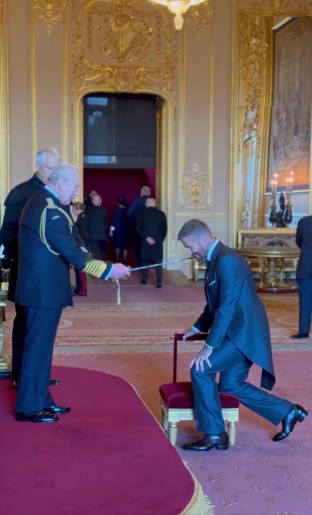 “万人迷”贝克汉姆今天可是出息大了！终于如愿以偿，成了“大卫”爵爷。

在温莎城