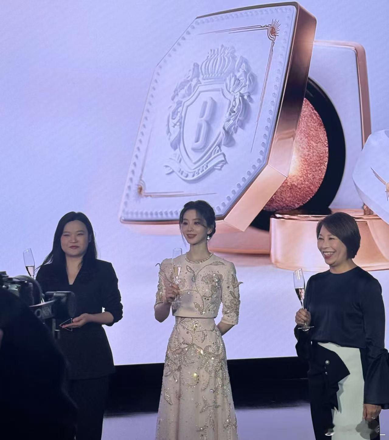 刘诗诗白瓷妆 今天的刘诗诗像极了一件精雕细琢的瓷器，细腻、温润、有光泽，每一处都