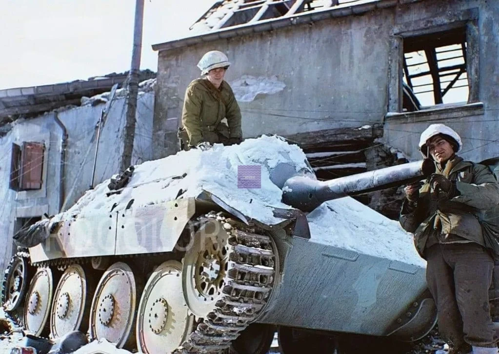 1945年2月13日，美军第44步兵师的士兵发现并检查了这辆被德国军队...