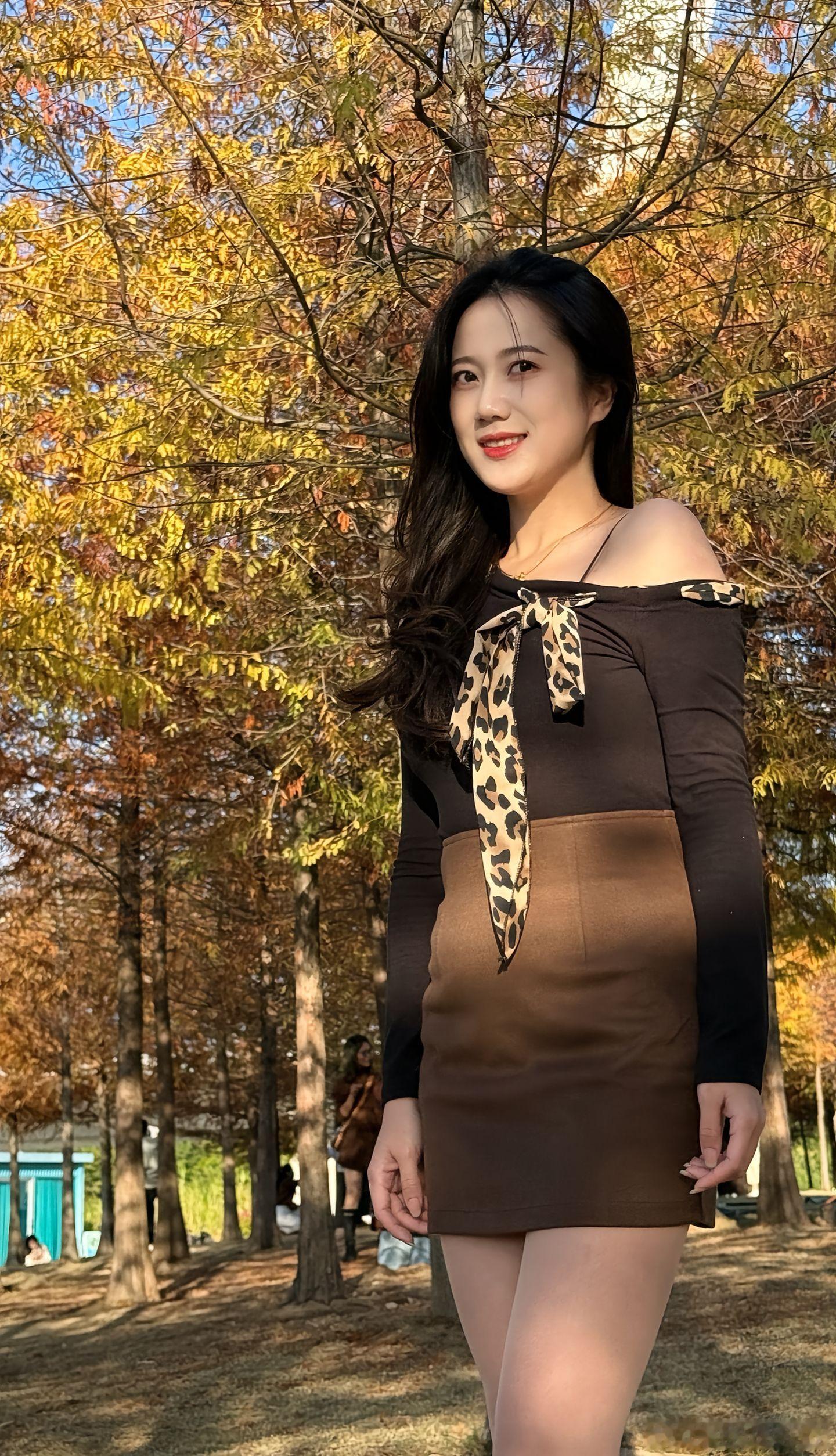 轻熟女神范儿 羞答答的美女