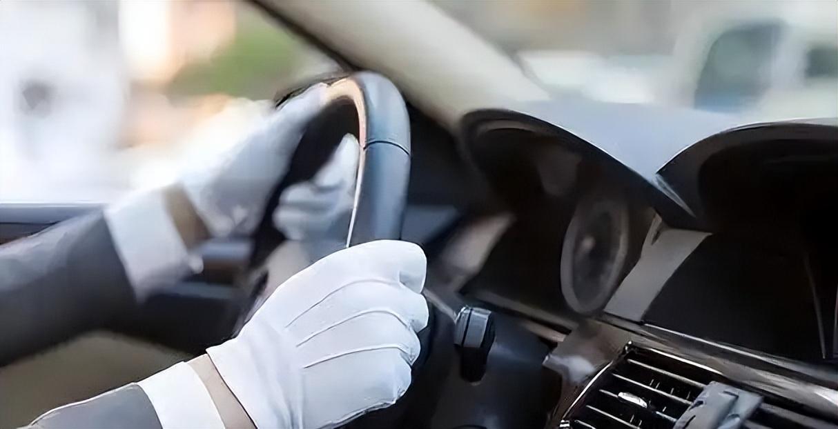 当辅警宋纳新拨通出租车司机的电话时，意外得知对方也正因这笔突如其来的巨款忧心忡忡